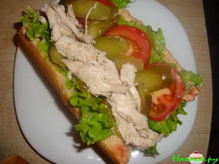 Бутерброд семейный с куриной грудинкой