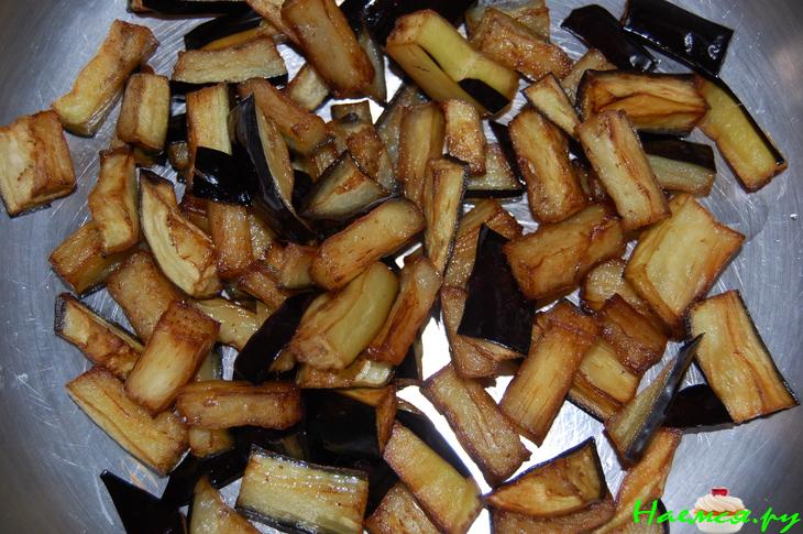 Салат из баклажан и помидор с луком