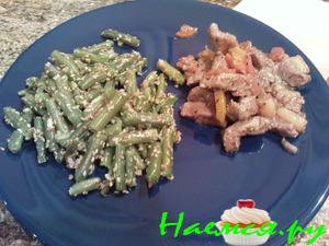 Стручковая фасоль с кунжутом и чесноком