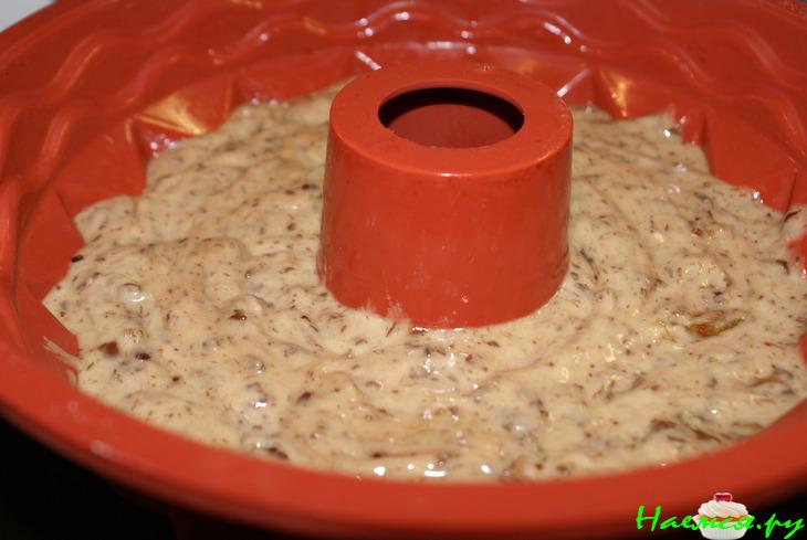 Кекс с бананом, шоколадом, изюмом и финиками