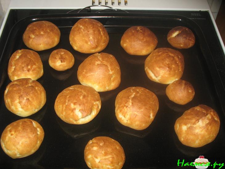 Заварные булочки с вишней