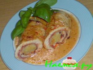 Рулеты из мяса индейки в паприково-сливочном соусе, начиненные пореем