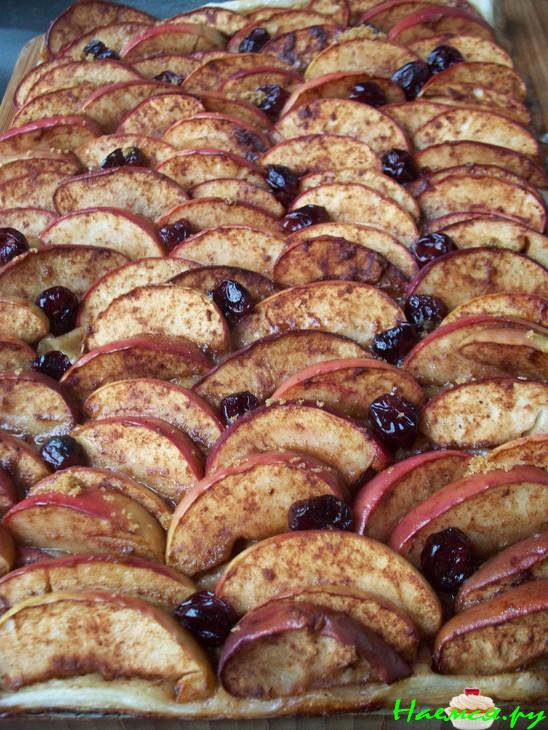 Пирог яблочный с сухой вишней и корицей 
