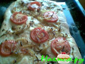 Фокачча с помидорами и луком
