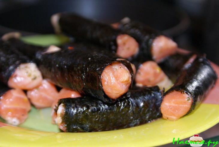 Салат с кусочками форели в нори