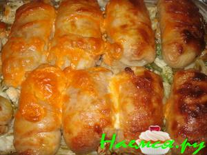 Голубцы в куриных шкурках на овощной подушке