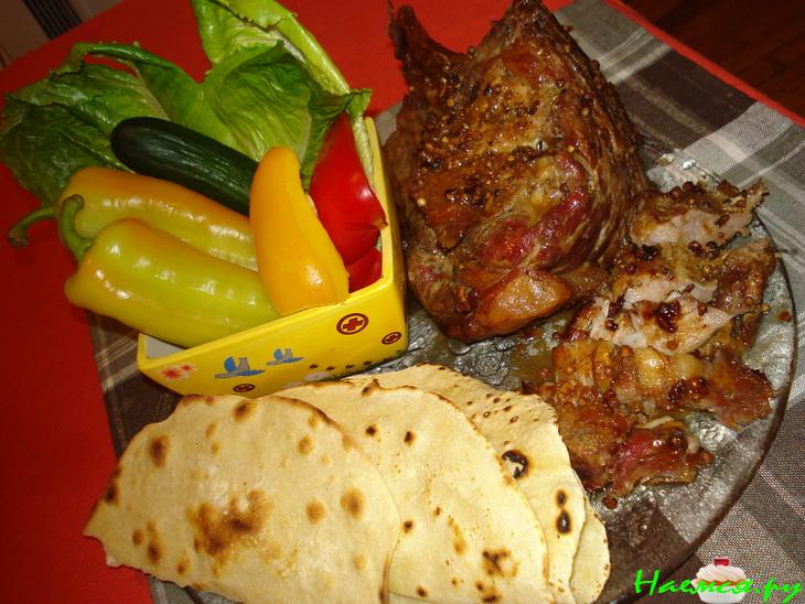 Томлёная свинина с лепёшками тартильяс