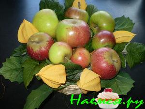 Яблоки в корзинке