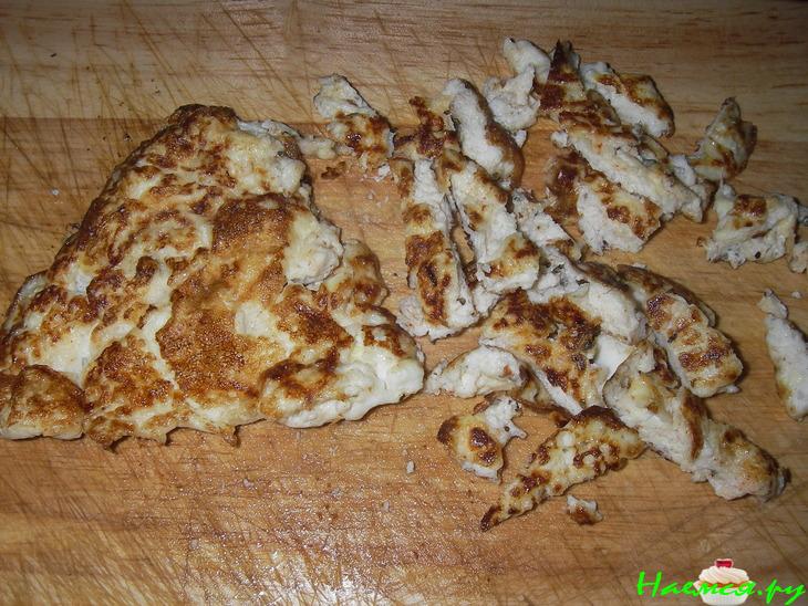 Слоеный салат с креветками и омлетом Слоеный салат с креветками и омлетом