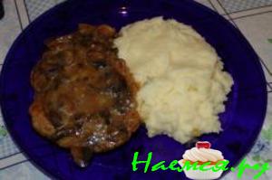 Свиные отбивные с грибным соусом