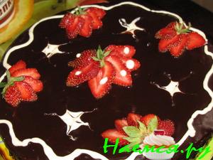 Торт с клубникой, вкусный и влажный