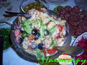Салат из морепродуктов с маслинами