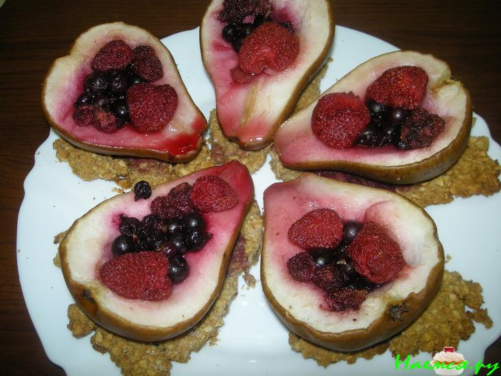 Груши с ягодами