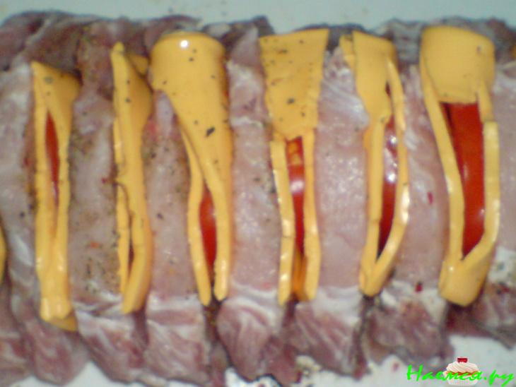 "Книжка" из свинины с плавленным сыром и помидорами