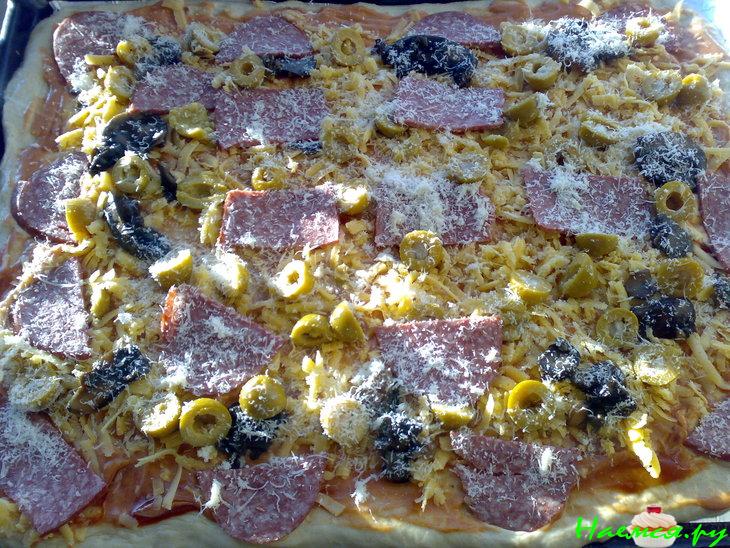 Пицца с сырокопченой колбасой Пицца с сырокопченой колбасой