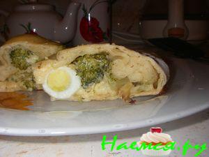 Кальцоне с брокколи и перепелиными яйцами