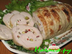 Рулет из куриной грудки с фисташками