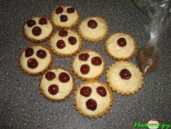 Корзиночки с облачком лимонного крема и вишенками в шоколадных кружевах