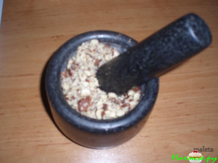 Лакомство из лесных орехов