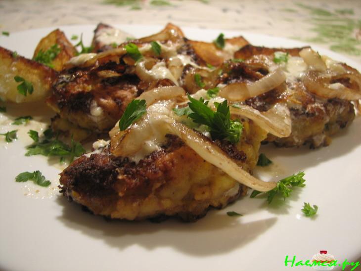 Рыбные котлетки из окуня с начинкой под соусом