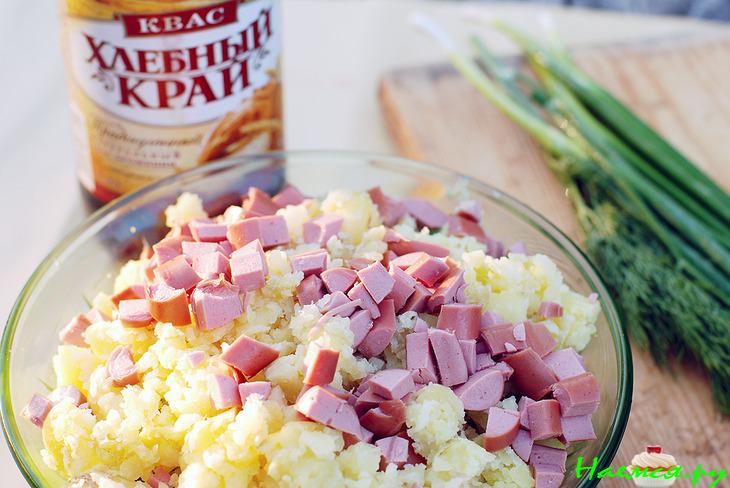 Окрошка с копчеными сосисками