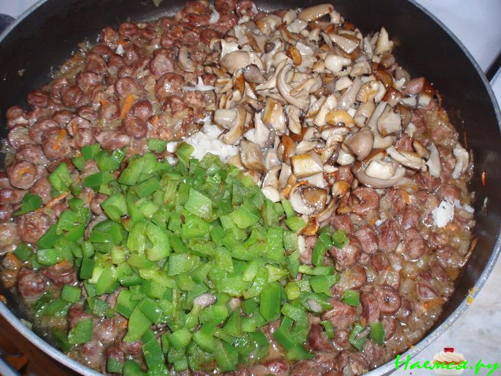 Куриные сердечки с вешенками в сметане