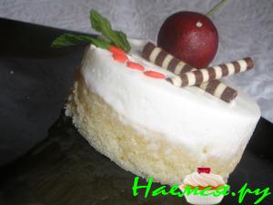 Ресторан на диване. Пирожное с йогуртом и белым шоколадом