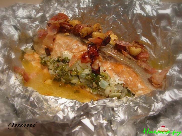 Форель с фундуком и беконом