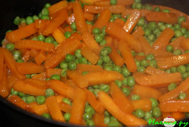 Форель запеченная под шубой из грибов, тыквы и горошка