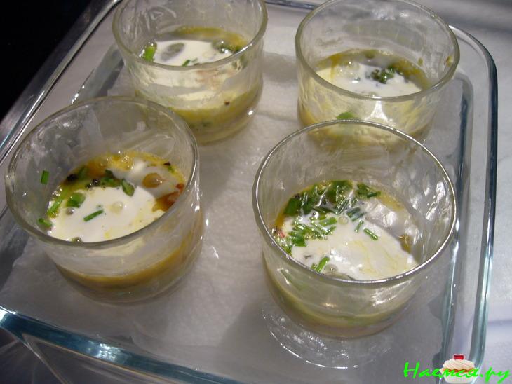 Запеченные яйца с тунцом