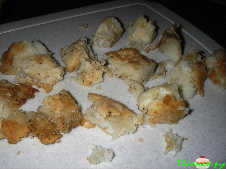 Салат с жареным окунем и вялеными помидорами