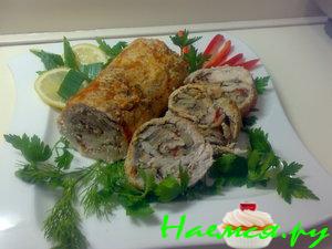 Рулет из куриных грудок с грибами, луком и яйцом