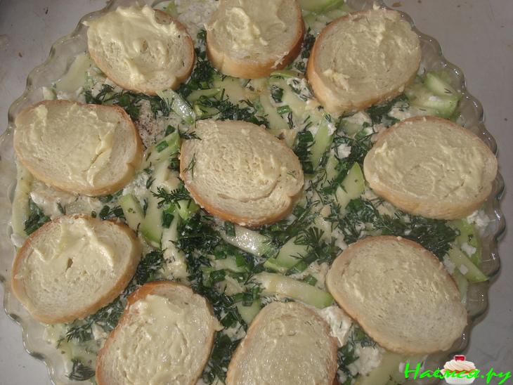 Летний тарт из кабачков с чесночными гренками