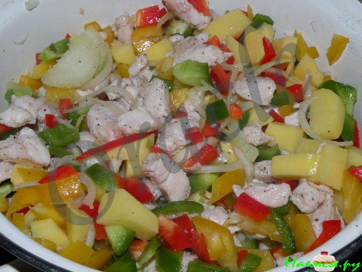 Гуляш куриный «Светофор» с красным, желтым и зеленым перцем