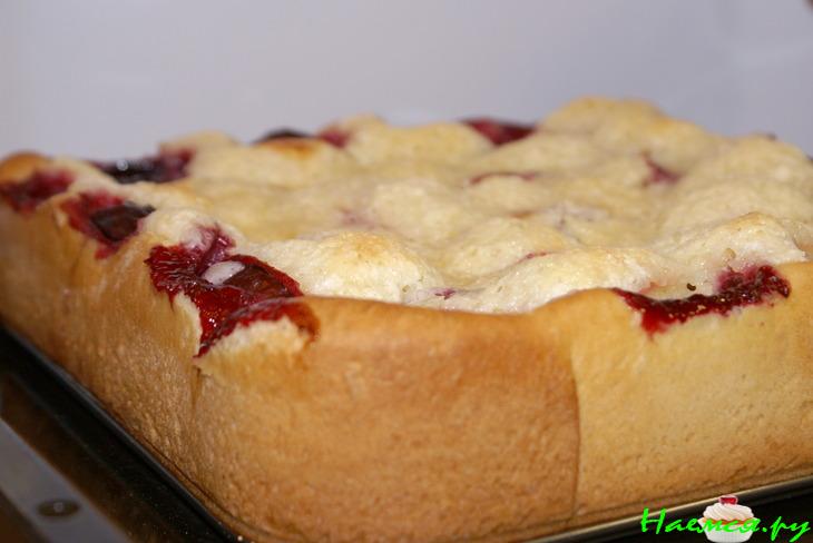 Сливовый пирог со сметанным кремом