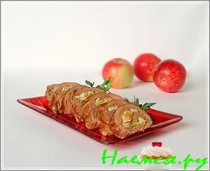 Рулет из говяжьей вырезки с яблоками