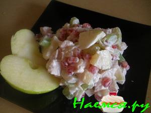 Салат куриный с ананасом и сельдереем