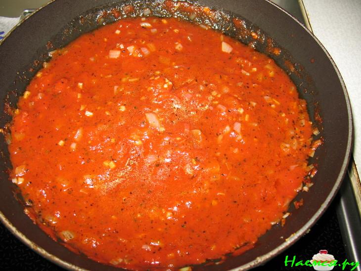 Пицца мясная и соус для пиццы Пицца мясная и соус для пиццы