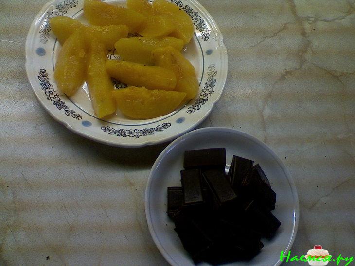 Слоеные мешочки с персиком и шоколадом