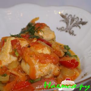 Курица в овощной подливе со сметаной