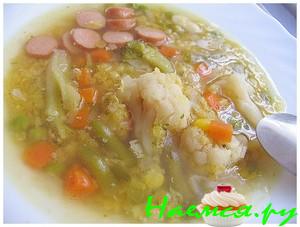 Овощной суп с колбасками и чечевицей
