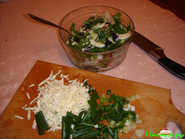 Весенний салат из редиса со шпинатом