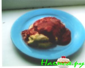 Десерт 'манный' под малиновым соусом Десерт 'манный' под малиновым соусом