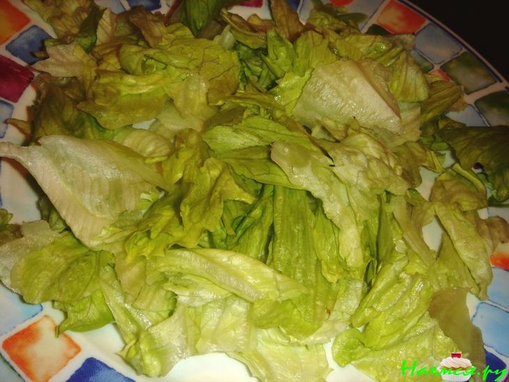 Салат с куриными грудками и дипом из авокадо