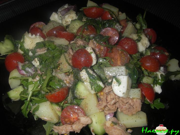 Салат с рукколой и тунцом с медово-горчичной заправкой