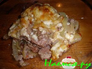 Свиная шейка запечённая с луком, сыром под майонезом
