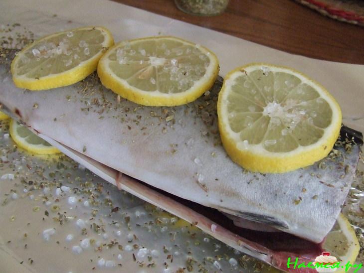 Норвежская скумбрия с лимоном и орегано, запеченная в фольге