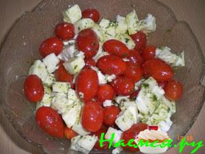 Салат с помидорами Черри и моцареллой