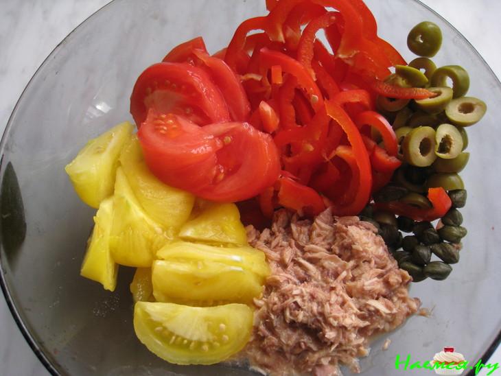 Салат с тунцом и помидорами