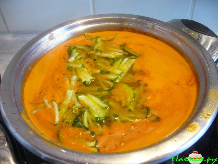 Густой томатный суп с цуккини и гречкой